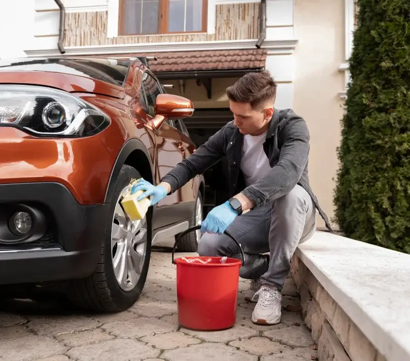 Lavage auto à domicile Dirinon : professionnel intervenant sur un véhicule